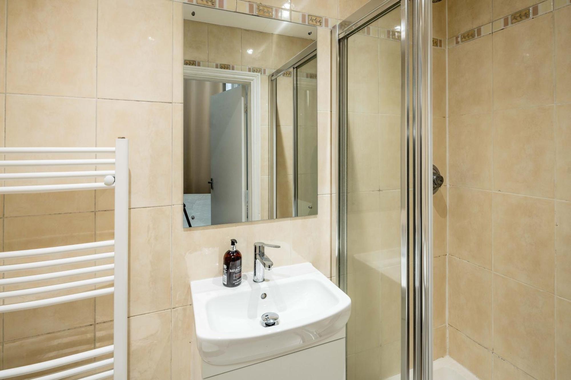 Gloucester Station Gem: 3 Bedroom Oasis London Exteriör bild
